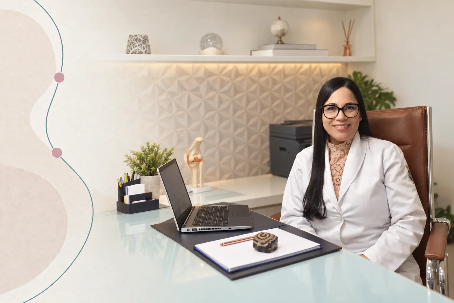 Dra. Isabelly Pinheiro em consultório, em composição editorial sobre segurança no uso de medicamentos GLP-1.